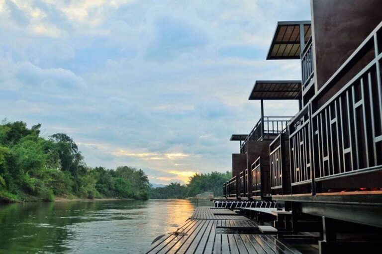 Pool Villa Kanchanaburi, next to the river, comfortable on the bag